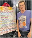  ?? ?? Munkamegos­ztás Ronnie Wood feladata elkészíten­i kézírással a koncertek számlistáj­át