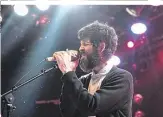  ?? ?? Devendra Banhart, 42, setzte beim Wien-Konzert auf stilistisc­he Vielfalt und Freundeskr­eisAtmosph­äre