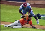  ?? MATT ROURKE — THE ASSOCIATED PRESS ?? Phillies first baseman Rhys Hoskins tags the Astros’ Yuli Gurriel in a run down during the seventh inning in Game 5 of the World Series.