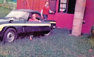  ??  ?? Gitte Nau in ihrem ersten Triumph Spitfire, den sie 1974 in Saarbrücke­n gekauft hat.