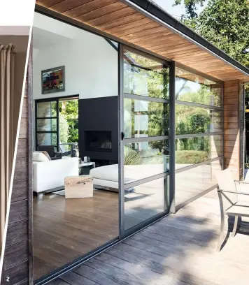  ??  ?? © XAVIER BOYMOND
2. Une terrasse en bois borde cette villa bretonne. Pour y accéder depuis le séjour, il suffit d’ouvrir une des baies coulissant­es en aluminium (Kasting). Kawneer