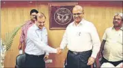  ?? ASHOK DUTTA/HT PHOTO ?? Outgoing chief secretary Alok Ranjan (right) is being greeted by acting chief secretary Praveer Kumar in Lucknow on Thursday.