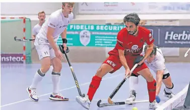  ?? FOTO: SUSANNE BREITHAUPT ?? David Ascenco Franco behauptet in dieser Szene den Ball vor zwei Kölnern. Er erzielte zudem den Treffer zum 1:0 und bereitete das 2:0 vor.