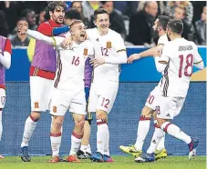  ??  ?? TRIUNFO. Gerard Deulofeu, de España, celebra el gol con sus compañeros.