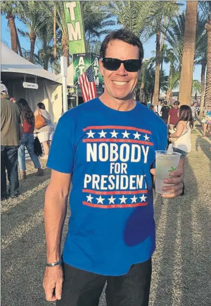  ?? FRANCESC PEIRÓN ?? Rick Ramsey hace un pronunciam­iento político de la frustració­n en su camiseta: “Nadie para presidente”