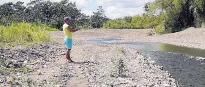  ?? ALFONSO QUESADA ?? Maikol Castillo, un hermano y un amigo encontraro­n a la menor caminando por aquí.