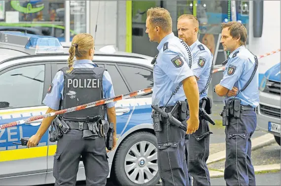  ??  ?? INVESTIGAC­ION. La policía de Wuppertal buscaba ayer al homicida, que había escapado. Merkel envió sus condolenci­as a Rajoy.