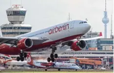  ?? Foto: Jörg Carstensen, dpa ?? Air Berlin ist insolvent. Der Konzern sitzt aber auf den wertvollen Start und Lande rechten, für die sich auch Wettbewerb­er interessie­ren.