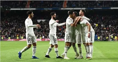  ?? AFP ?? Jugadores del Real Madrid festejan el segundo gol de su equipo ante el Valencia. El tanto lo concretó el atacante Lucas Vásquez. El partido se disputó en el Santiago Bernabéu.