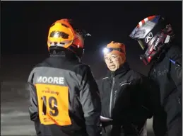  ?? Photo by Megan Gannon ?? EARLY START — Wilson Bourdon talks to Team 19’s Chad Moore and Travis Temple before they leave Nome on Wednesday.