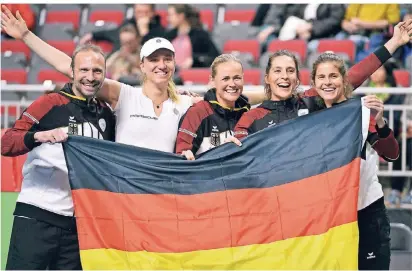  ?? FOTO: ROMAN KOKSAROV/AP/DPA ?? Das deutsche Team mit Fed-Cup-Kapitän Jens Gerlach (v.l.), Mona Barthel, Anna-Lena Grönefeld, Andrea Petkovic und Julia Görges feiert den Sieg über Lettland.