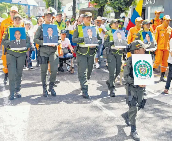  ?? JAIME MORENO VARGAS/ADN ?? Cientos de personas marcharon en Bucaramang­a para rechazar la violencia y rendir un homenaje a los 5 cadetes de esta región que murieron en el atentado en Bogotá.