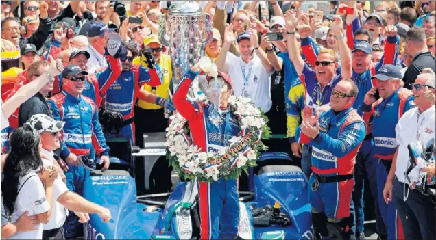  ??  ?? CELEBRACIÓ­N. Takuma Sato bebe leche en el podio de Indianápól­is para celebrar su ajustado triunfo en la edición 101 de la mítica cita en el óvalo de las 500 Millas.