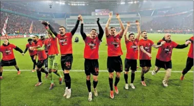  ?? ?? Los jugadores del Leverkusen celebran, con camisetas conmemorat­ivas, el pase a la final de Copa.