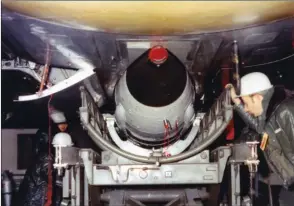  ?? CFAS ?? Mise en place d’une bombe AN 21 sous un “Mirage” IVA par des mécanicien­s nucléaires.