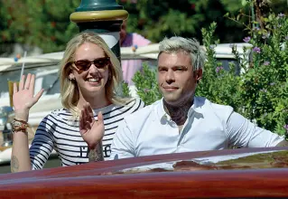  ?? (Vision) ?? Blog & rap Chiara Ferragni e il marito Fedez arrivano al Lido: per loro l’accoglienz­a dei divi