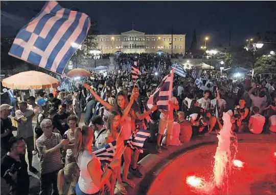  ?? YANNIS KOLESIDIS / EFE ?? Júbilo en la plaza Sintagma.
Los partidario­s del no al plan de ajuste propuesto por Europa a Grecia festejaron anoche en la céntrica plaza ateniense su victoria en el referéndum convocado por el primer ministro Tsipras.