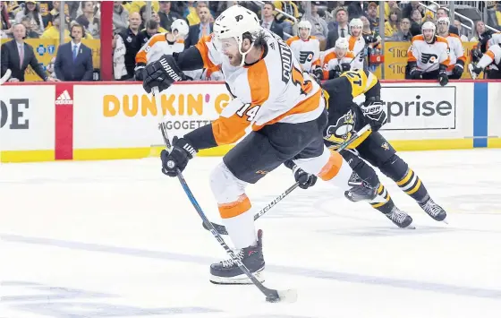  ??  ?? Flyers centre Sean Couturier shoots to score the game winning goal against the Penguins during the third period.