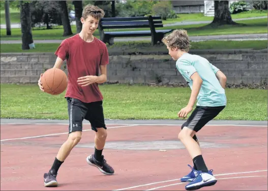  ?? ASHLEY THOMPSON ?? Kai RubinMarte­ns, a resident of Ontario, kept Hantsport School student Nate MartensJoh­nson on his toes in a game of one- on- one basketball at the Hantsport Memor ia l Community Centre grounds Aug. 14.