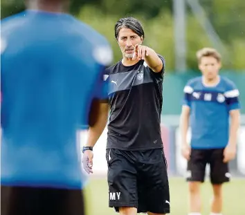  ??  ?? Der neue Chef gibt den Ton an: Yakin leitete gestern das erste Training auf dem GC-Campus.