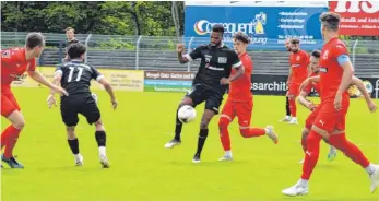  ?? FOTO: WITTMANN ?? Der Villinger Neuzugang Anthony Mbem-Som Nyamsi (am Ball) war gegen seinen Ex-Verein übermotivi­ert.