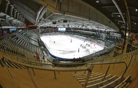  ?? Foto: Ulrich Wagner ?? Der Eishockey‰alltag: Die Augsburger Panther spielen im Curt‰frenzel‰stadion – und die Fans müssen draußen bleiben.