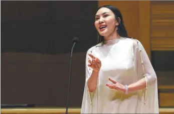  ?? PHOTOS PROVIDED TO CHINA DAILY ?? Fang Qiong performs at a Beijing concert, which features a combinatio­n of classical Chinese poetry and music.