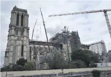  ??  ?? La emblemátic­a catedral parisina de Notre Dame, rodeada por los andamios que resistiero­n al incendio de abril de 2019.