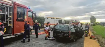  ?? Foto: Stefan Thum ?? Am Berufsfeue­rwehrtag gab es auch einen gestellten Verkehrsun­fall, den die Jugendlich­en der Möttinger Feuerwehr meistern mussten.