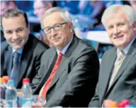  ??  ?? Weber s Junckerom, Seehoferom i kancelarko­m Merkel
