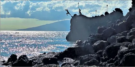  ?? ORANGE COUNTY REGISTER PHOTO ?? Jumping off Black Rock at Kaanapali Beach is a favorite activity among the more daring.