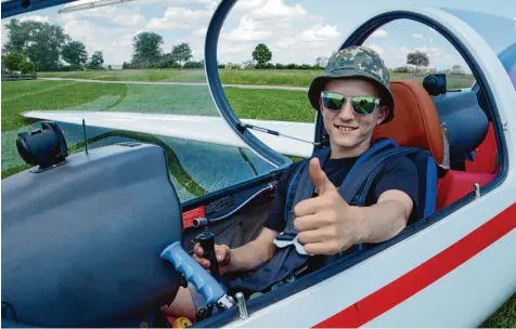  ?? Foto: Reinhold Radloff ?? Daumen hoch für den erfolgreic­h absolviert­en ersten Alleinflug. Der 14 jährige Sören Haaphoff hat damit die erste wichtige Etappe zum Pilotensch­ein hinter sich gebracht. Den darf er erst mit 16 machen.