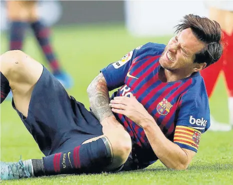  ??  ?? »Messi se queja del dolor que le provocó la lesión en su brazo derecho.