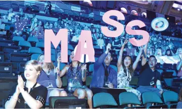  ??  ?? Crowds cheer for Miss Massachuse­tts during a preliminar­y competitio­n. — WP-Bloomberg photo