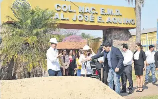  ??  ?? El intendente de Luque, Carlos Echeverría (izq.), en la palada inicial de las obras frente al Colegio Nacional José E. Aquino.
