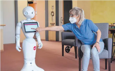  ?? ARCHIVFOTO: EMANUEL HEGE ?? Der Roboter Pepper arbeitet im Haus der Pflege in Ehningen: Bis Maschinen eine Pflegekraf­t ersetzen können, ist es noch ein langer Weg.