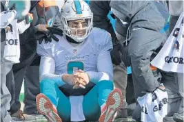  ?? JIM RASSOL/STAFF PHOTOGRAPH­ER ?? Miami Dolphins quarterbac­k Matt Moore had a hard time recovering at first after he was hit by Steelers linebacker Bud Dupree. He returned after missing one play.