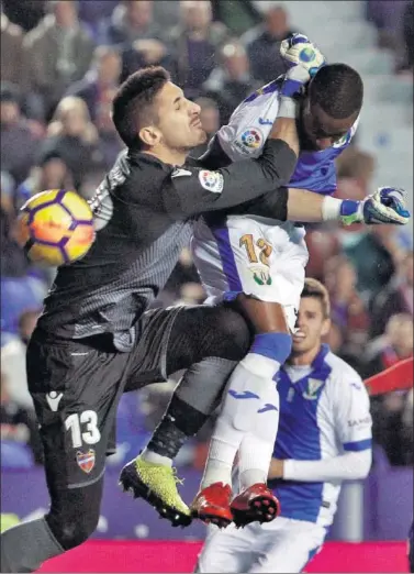  ??  ?? DESPEJE. Oier intenta despejar un balón que intentaba rematar Beauvue.