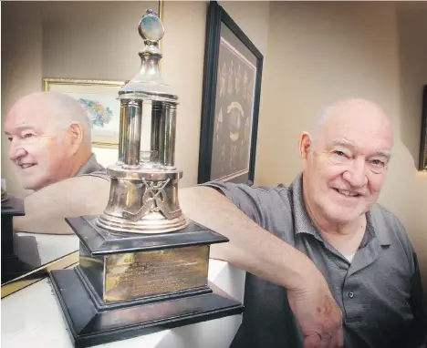  ?? IAN LINDSAY FILE ?? Charlie Hodge, a former NHL goalie, stands with his Vezina Trophy in 2007. He won the award in 1963-64 and 1964-65.