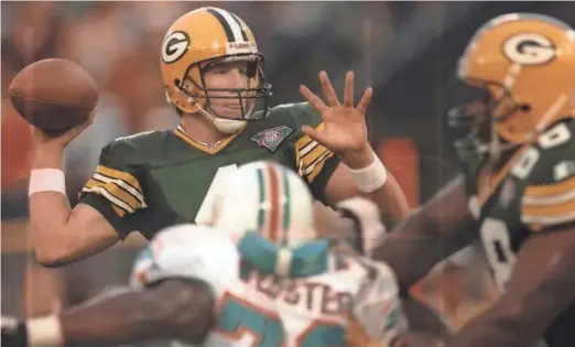  ?? PACKER PLUS FILES ?? Packers quarterbac­k Brett Favre had a shaky performanc­e against the Dolphins in 1994.