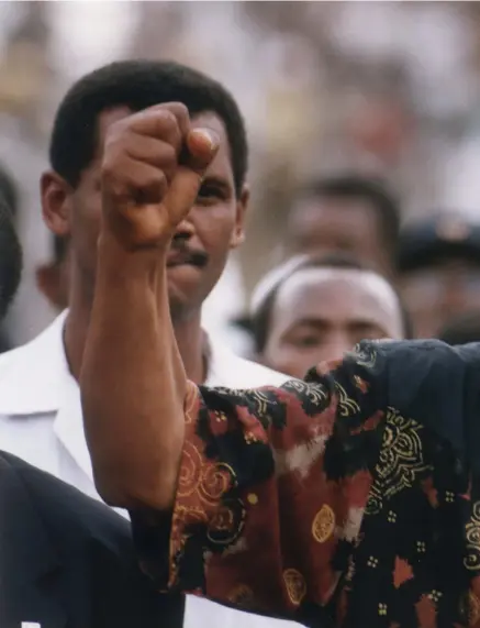  ??  ?? HYLLAD. 1994 blev Nelson Mandela landets första svarta president, och året innan vann han nobels fredspris för sin