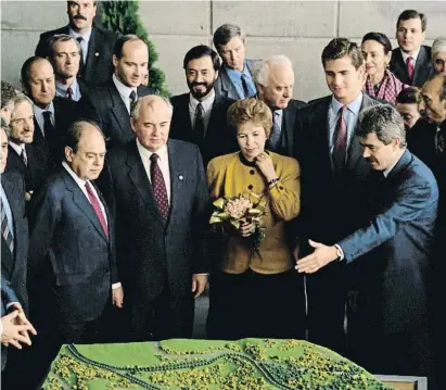  ?? NpN SNmano / Getty ?? Pujol, Gorbatxov i Raïssa, l’aleshores príncep Felip i Maragall davant la maqueta de l’anella olímpica