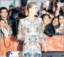  ?? CP PHOTO ?? Actress Rosamund Pike poses for photograph­s on the red carpet for the movie “Hostiles” during the 2017 Toronto Internatio­nal Film Festival.