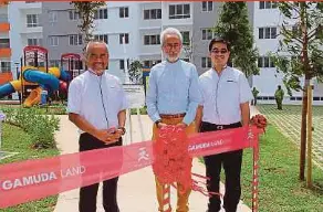  ?? GAMUDA LAND PIC ?? (From left) Gamuda Land executive director Datuk Abdul Sahak Safi, Deputy Housing and Local Government Minister Datuk Raja Kamarul Bahrin Shah Raja Ahmad Baharuddin Shah and Gamuda Bhd deputy group managing director Mohammed Rashdan Yusof unveiling Malaysia’s first Rumah Selangorku built using digital Industrial­ised Building System in Kajang recently.