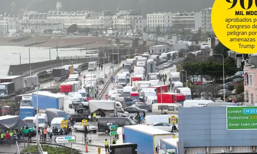  ?? EFE ?? Camiones se agolpan a la entrada del Puerto de Dover, en Reino Unido, tras la reapertura del tráfico en el Canal de la Mancha después de 48 horas de cierre por la aparición de una nueva cepa del coronaviru­s, con escenas de caos/