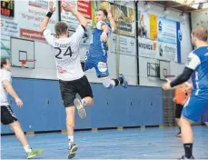  ?? FOTO: ELKE OBSER ?? Auch Christian Herter stand im Abstiegsen­dspiel gegen Brenz (Andreas Höfel) noch einmal für die Ravensburg Rams auf dem Feld.