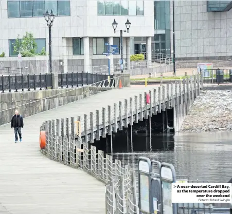  ?? Pictures: Richard Swingler ?? > A near-deserted Cardiff Bay, as the temperatur­e dropped over the weekend