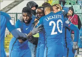  ?? FOTO: EFE ?? Umititi, titular con Digne, abraza a Matuidi El medio de la Juve decidió en Sofía