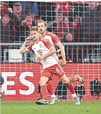  ?? FOTO: TOM WELLER/DPA ?? Bayern Münchens Joshua Kimmich (vorne) jubelt nach seinem Tor zum 1:0.