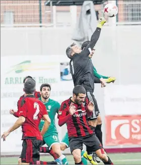  ?? FOTO: MIREYA LÓPEZ ?? Firmeza Txemi Talledo despeja de puños un balón colgado en su área